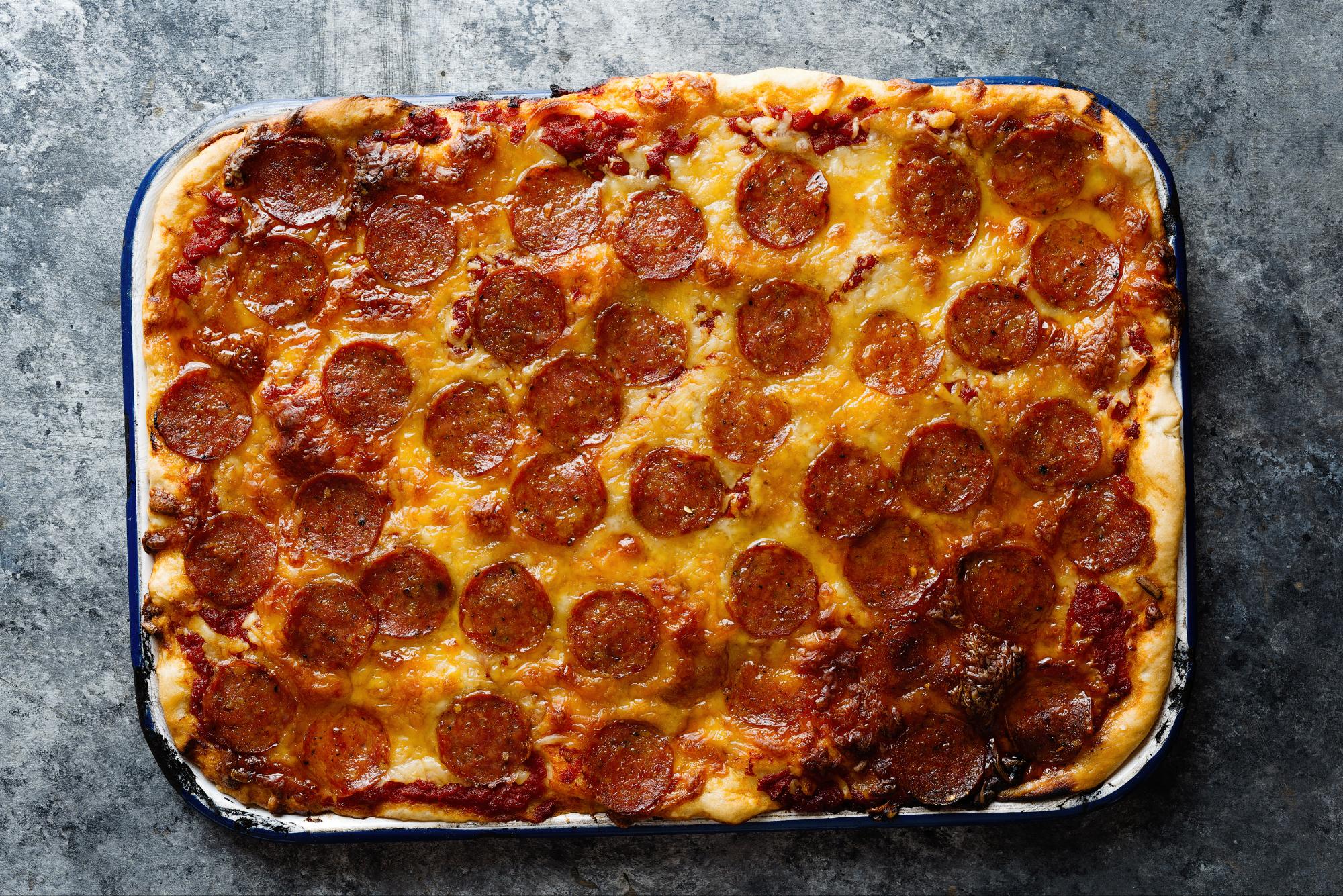Detroit-Style Pizza: A Game-Changer for St. Louis Bar & Grill Franchises